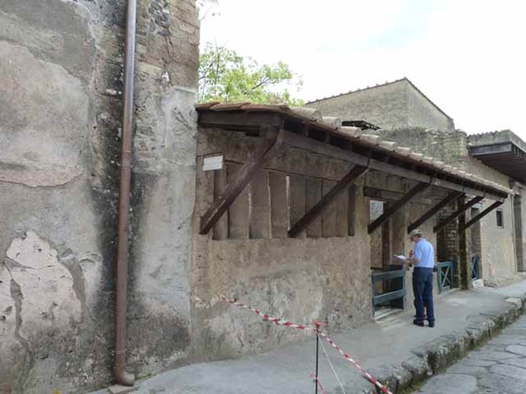 Ins. V. 4 and 3, May 2010. Exterior façade, looking south, of the two linked properties.